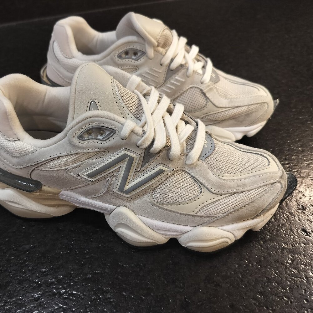 New Balance 9060 US Men's 6 Women's 7.5